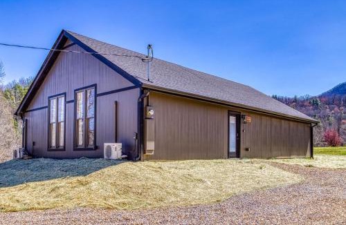 Cosby Ski Chalet | Owners Cabin -Pickleball Court, Creek, WIFI, Mountain Views, Starting at 99