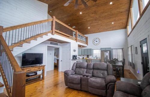 Compton House | Ozark Escape - Hot Tub Mountain Views and Near Buffalo River