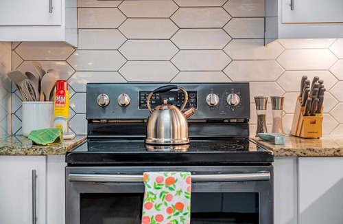 Interchange Square House | Palm Bay Retreat | 4BR Sleeps 10 King Beds