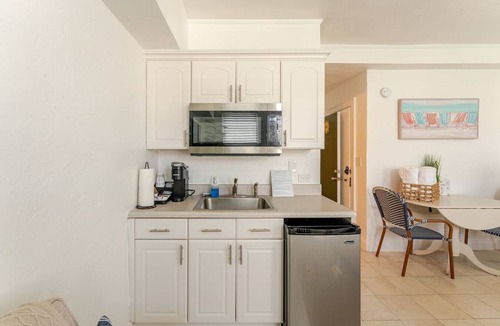 Palm Beach Condo | Palm Beach Island Pool Studio 3 Blocks to Beach!