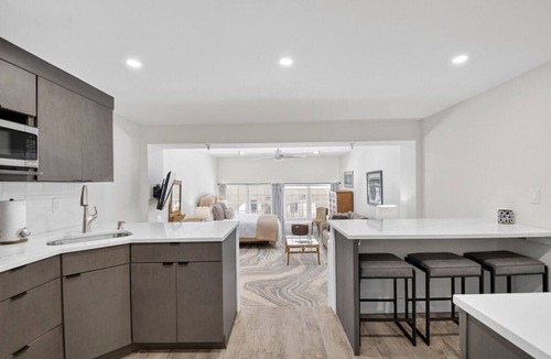 Palm Beach Condo | Palm Beach Island Sleeps 3 Renovated Kitchen Pool