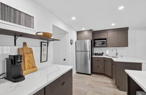 Palm Beach Condo | Palm Beach Island Sleeps 3 Renovated Kitchen Pool