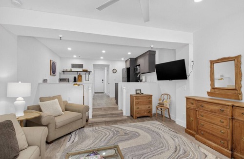 Palm Beach Condo | Palm Beach Island Sleeps 3 Renovated Kitchen Pool