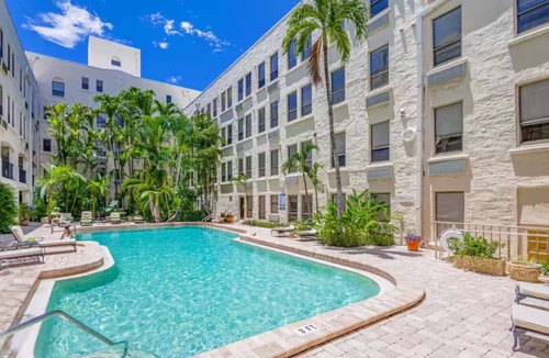 Palm Beach Condo | Palm Beach Island Sleeps 3 Renovated Kitchen Pool