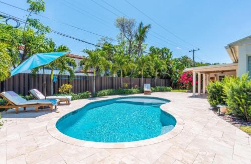 Southside Villa | Palm Beach Retreat Salt Pool I Outdoor Dine & BBQ