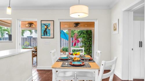Southside Villa | Palm Beach Retreat Salt Pool I Outdoor Dine & BBQ