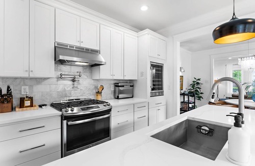 North Charleston House | Park Circle Paradise - Pool, Putts & 3 King Suites