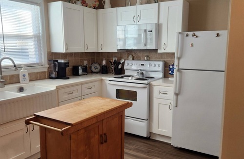 Statesville House | PARKSIDE COTTAGE - Peaceful 2BR Retreat Backing Directly Onto Mac Anderson Park