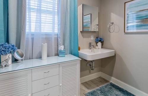 Midtown Condo | Parkside KING SUITE in Midtown with FREE PARKING