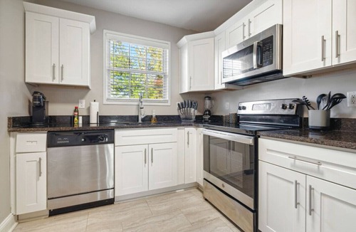 Midtown Apartment | *Parkside KING SUITE in Midtown with FREE parking*