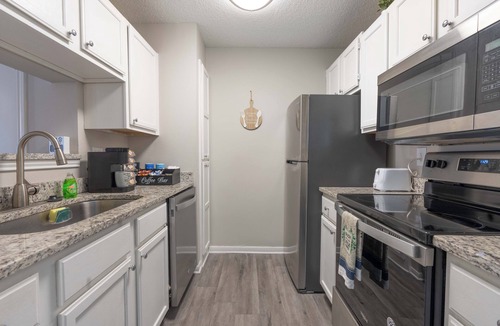 Ellendale Apartment | Parkside Retreat King Suite w/Pool & Gym