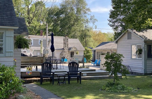 Ludington Cottage | Parkview Cottage #2 - 1/2 block to city beach