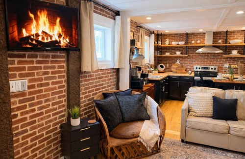 Pelham House | Partin's Perch | Indoor Private Sauna | 9 Min from The Caverns