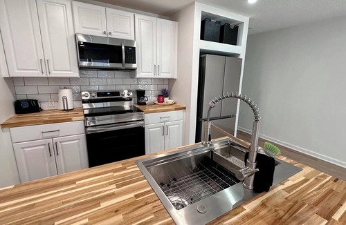 Hamilton House | Patchwork Paradise A - New 2BR Home - 5 Minute walk to Missouri Star