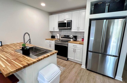 Hamilton House | Patchwork Paradise A - New 2BR Home - 5 Minute walk to Missouri Star