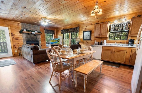 Sevierville Cabin | Paw Prints Secluded Mountain View Cabin with Hot Tub and Pool Table
