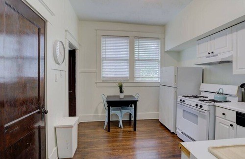 Midtown Apartment | PB 2 · 1900`s Historic Getaway - Prime Midtown Location!