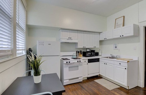 Midtown Apartment | PB 2 · 1900`s Historic Getaway - Prime Midtown Location!