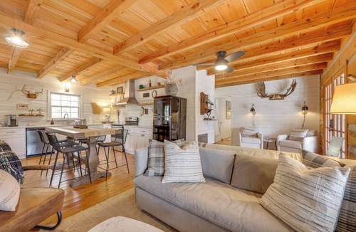 Dial Cabin | 'Peace of Aska' Cabin w/ Hot Tub & Fire Pit!