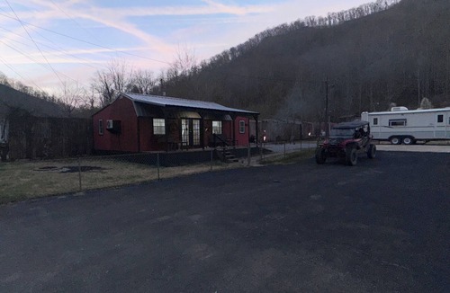 Delbarton Cabin | Peaceful 2-bedroom cabin with AC in charming Delbarton