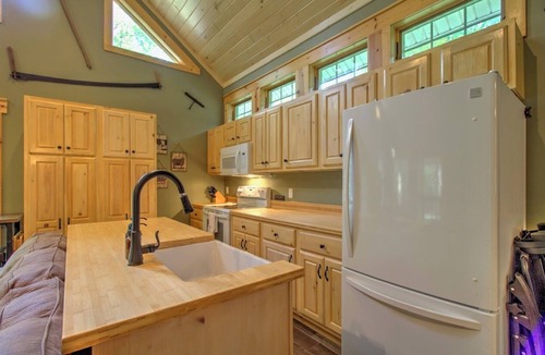 Oakland Cabin | Peaceful 2-bedroom cabin in charming Oakland perfect for relaxing getaway