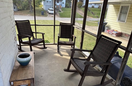 Ashland House | Peaceful 3 bed, near hospitals and downtown,screened porch, deck, firepit