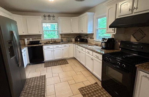 East Memphis House | Peaceful 6BR Home Near Shelby Farms Park-Big Backyard & Lots of Parking.