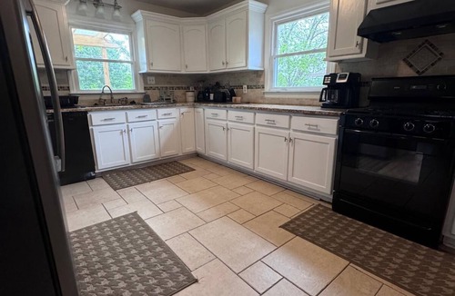 East Memphis House | Peaceful 6BR Home Near Shelby Farms Park-Big Backyard & Lots of Parking.