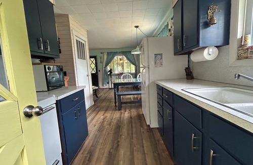 Evart House | Peaceful and Private Lake Escape at the Cottage, Perfect for Quiet Getaways