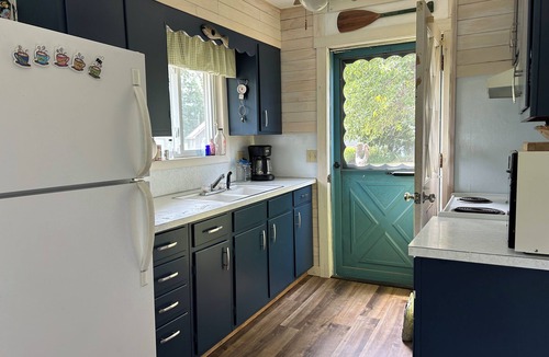 Evart House | Peaceful and Private Lake Escape at the Cottage, Perfect for Quiet Getaways