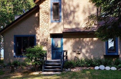 Harrisville House | Peaceful Beach Retreat