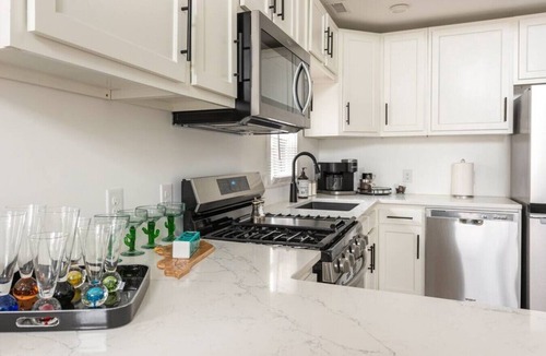 Germantown House | Peaceful Contemporary Close to Everything