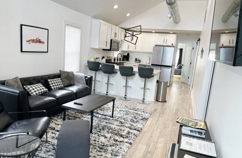 Germantown House | Peaceful Contemporary Close to Everything