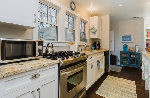 Michigan City Cottage | Peaceful Cottage/Private Parking & Backyard/Strong WiFi/Walk to Sheridan Beach!