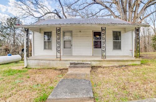 McKinnon House | Peaceful Cottage w/Yard: 2 Mi to Kentucky Lake!