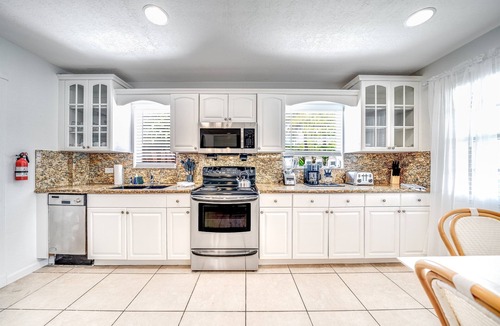 Southwest House | Peaceful Four-Bedroom - Palm Wave Stays