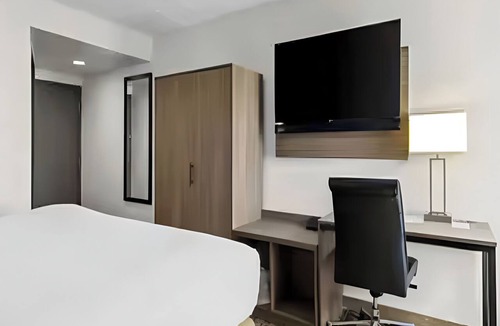 Cranberry Township Hotel | Peaceful Getaway Room w/Complimentary Breakfast - Local Highlights