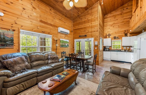 Fort Payne Cabin | Peaceful Hideaway Treehouse near Little River Canyon National Preserve!