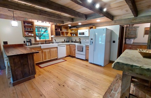 Lynx Cabin | Peaceful historic log cabin getaway on 40 acres - NO cleaning fee!