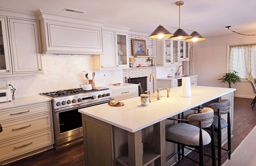 Bloomfield Hills House | Peaceful lake house. Finely renovated. Chef's kitchen. Near downtown birmingham.