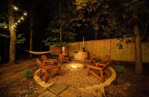 McDonough House | Peaceful Luxurious Cabin with Barrel Sauna, Hot Tub, and Fire Pit for an Amazing Relaxing Getaway in Nature in McDonough, Georgia