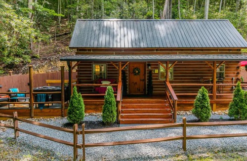 Elizabethton House | Peaceful Luxury in the Smokey Mountains w Hot Tub and Pet Friendly Cabin B