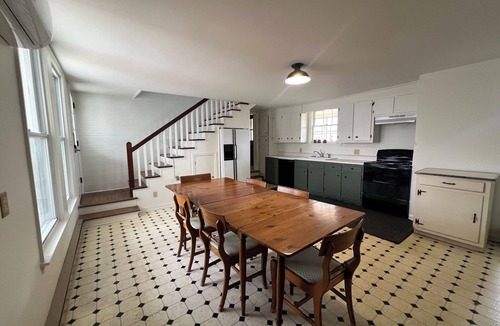Peaks House | Peaceful Mountain Escape for Families – 3BR 2BA Farmhouse at Base of Sharp Top