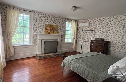Peaks House | Peaceful Mountain Escape for Families – 3BR 2BA Farmhouse at Base of Sharp Top