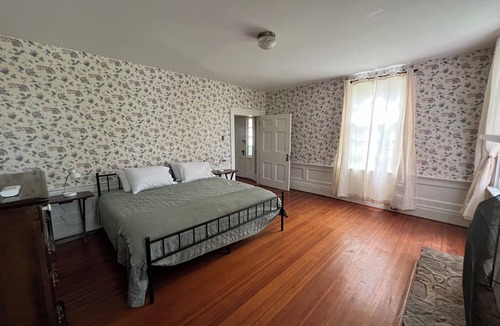 Peaks House | Peaceful Mountain Escape for Families – 3BR 2BA Farmhouse at Base of Sharp Top