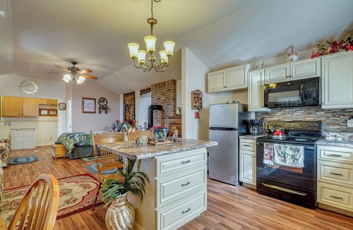Potosi House | Peaceful Porch! Country Stay Near Elephant Rocks