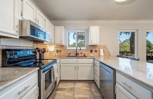 Mid America House | Peaceful Retreat at Lake Hamilton Home: Outdoor Hot Tub & Fire Pit