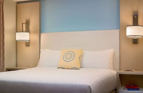 Auburn Hills Hotel | Peaceful Retreat with Kitchenette | Outdoor Pool and Free Breakfast