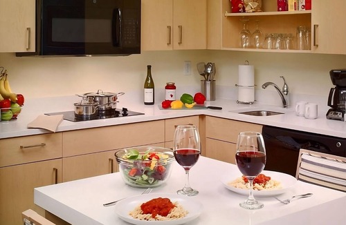 Auburn Hills Hotel | Peaceful Retreat with Kitchenette | Outdoor Pool and Free Breakfast