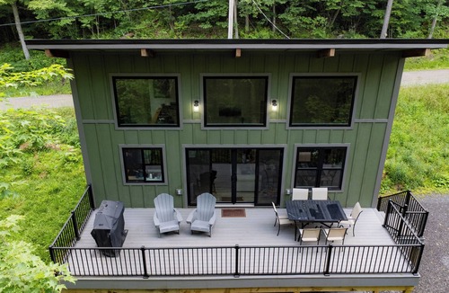 Bruceton Mills Cabin | Peaceful Riverside Cabin with Hot Tub. Near WVU & Cheat Lake. Sleeps 10